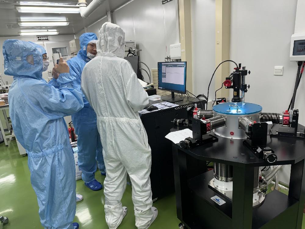 超导磁体低温探针台成功安装北京某研究所