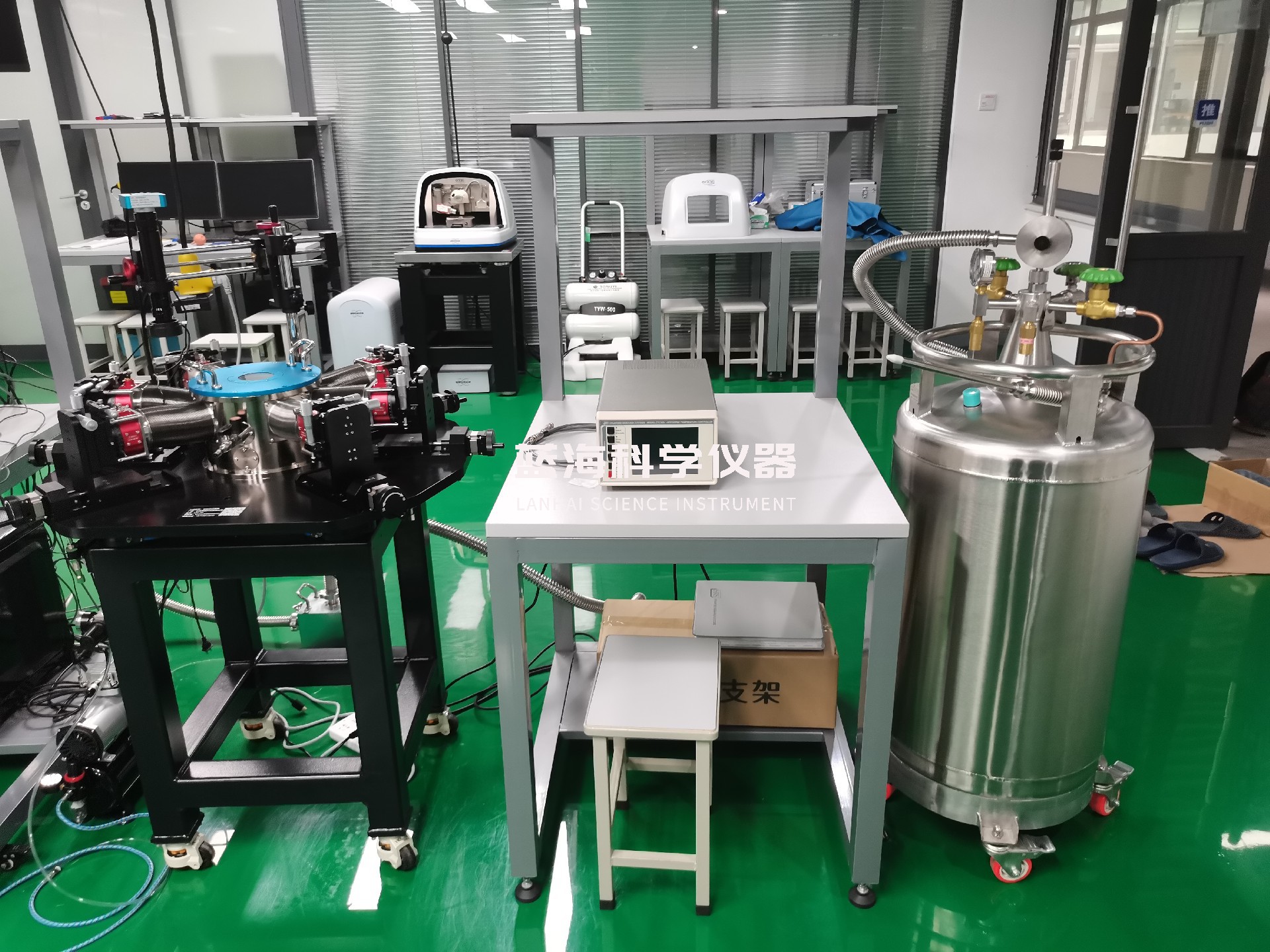 连续流低温探针台成功安装武汉某大学
